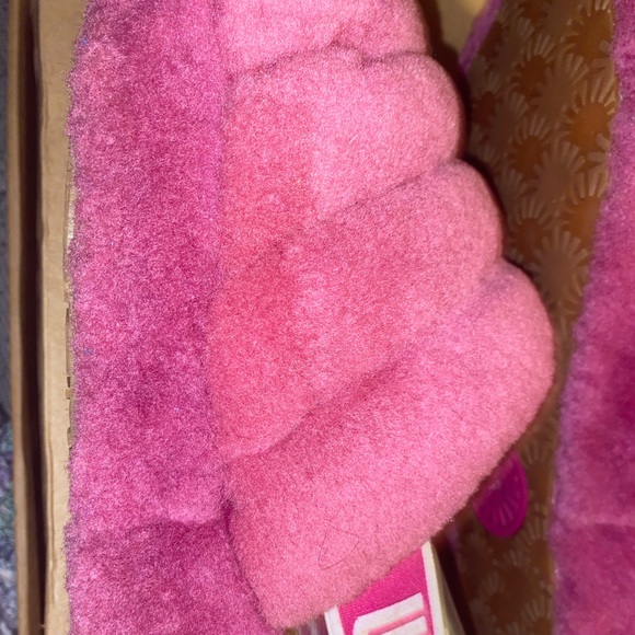 Woman’s Ugg slides size 9 - Picture 3 of 6